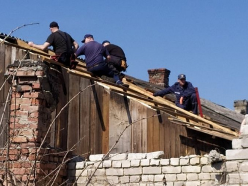 В Авдіївці почали відновлювати зруйноване житло