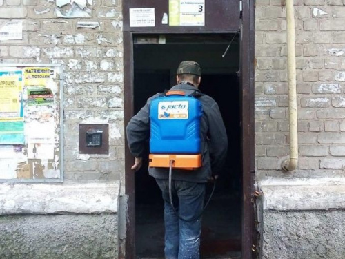 Авдіївські комунальники ретельно проводять дезінфекцію у житлових будинках та соціальних установах міста