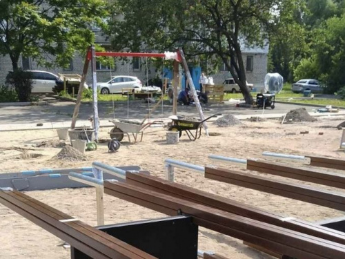 На новой детской площадке от Метинвеста приступили к установке игрового оборудования (ФОТОФАКТ)