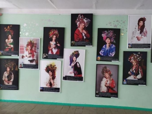 В Авдіївській ЗОШ №7 відбулася фотовиставка проєкту "Сильні духом. Мами"