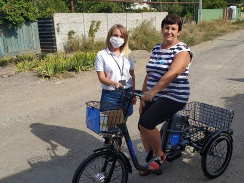 Двум авдеевским активистам вручили электровелосипеды