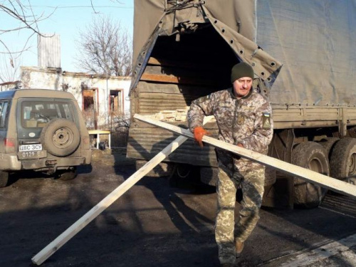 Авдіївські сіміки завезли будматеріали для відновлення зруйнованого Опитного (ФОТО)