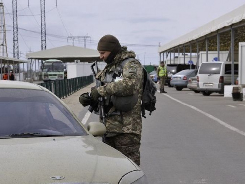 125 авто собралось утром 28 апреля у донбасских КПВВ