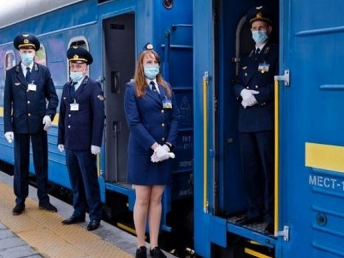 Укрзалізниця відкрила продаж квитків на лижні курорти Карпат