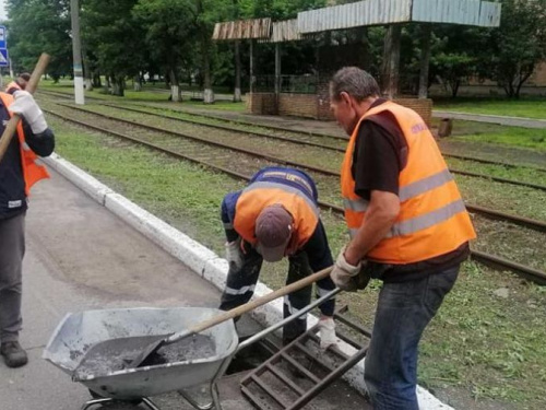 Комунальники Авдіївки очистили від бруду міську зливову каналізацію (ФОТО)