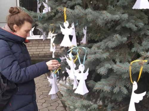 В Авдеевке на ветки деревьев опустились «Ангелы памяти» 