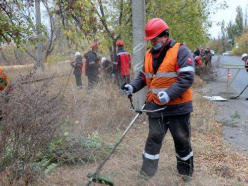 В Авдеевке работники АКХЗ наводят порядок на главной автомагистрали города