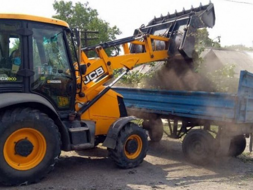 Коммунальщики Авдеевки в "чистый четверг" навели порядок на одной из улиц в старой части города (ФОТО)