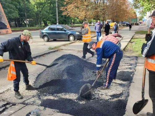 В Авдіївці комунальники оновили частину головного проспекту міста