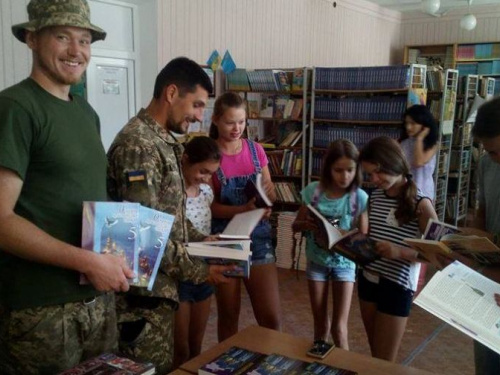 В учебные заведения Авдеевки привезли книги и наборы для творчества (ФОТОФАКТ)