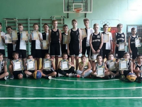 Команда авдеевцев победила в соревнованиях по баскетболу среди юношей