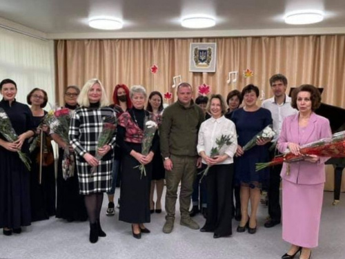 Музична школа Авдіївки подарувала городянам святковий концерт 