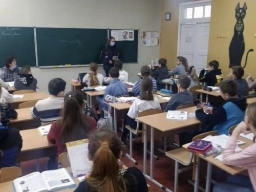 Поліцейські Авдіївки обговорили зі школярами правила безпечної поведінки в онлайн-просторі