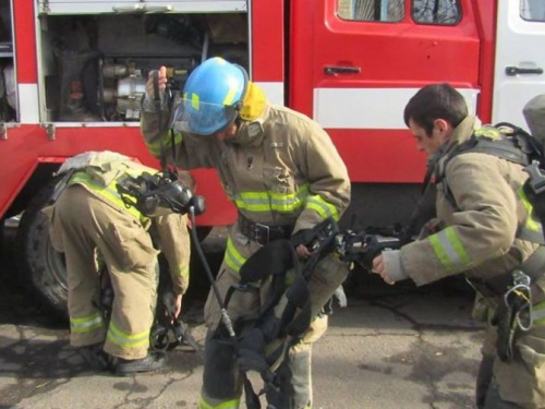 Авдеевские спасатели тушили условный пожар на избирательном участке (ФОТО)