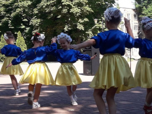 В Авдіївці співали, танцювали, нагороджували та віддавали шану захисникам: фотозвіт