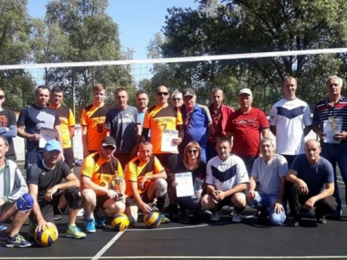 В Авдеевке прошли соревнования по волейболу среди ветеранов