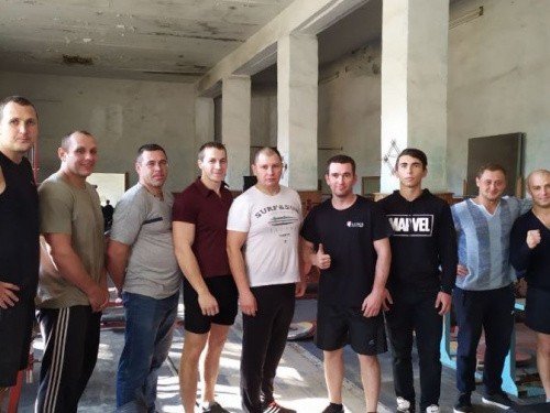 В Авдеевке играли мышцами: местные силачи соревновались в гиревом спорте и подтягивании (ФОТО)