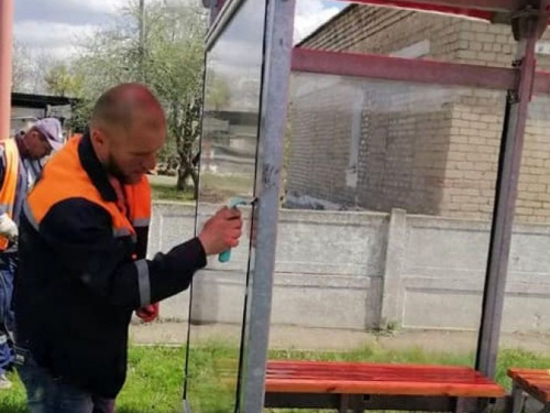 Коммунальщики Авдеевки поддерживают порядок на остановках, установленных АКХЗ Метинвест (ФОТОФАКТ)