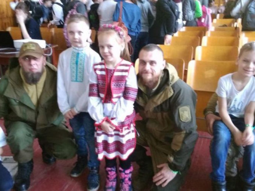 Школярі красиво і патріотично привітали добровольців (ФОТО)