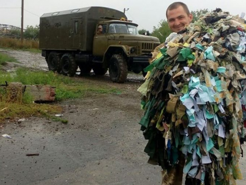 Авдіївська молодь сплела для захисників маскувальну сітку (ФОТОФАКТ)