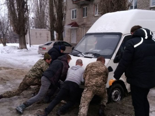 В Авдеевке “всем миром” вызволяли автомобиль из ямы (ФОТОФАКТ)