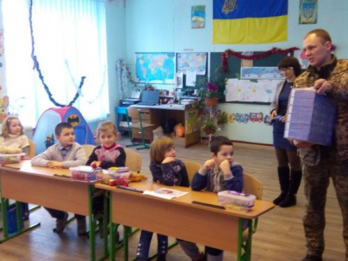 Представники ЦВС допомагають дітям та дорослим Донбасу