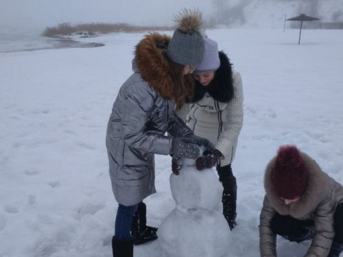Крещенский день на “Голубых озёрах” в Авдеевке: “огонь” в Купели, игра на льду в снежки и селфи (ФОТОФАКТ)