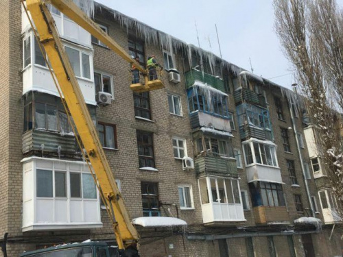 Авдеевские коммунальщики объявили войну ледяным сталактитам (ФОТО)