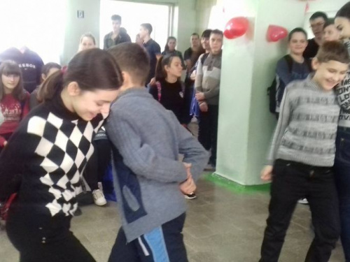 Учащиеся Авдеевки ярко отметили день влюбленных (ФОТО)