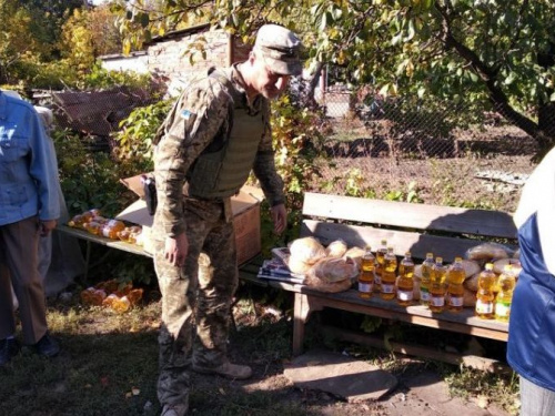 Продукты, вещи и открытки для защитников Украины раздавали вчера авдеевские «симики»