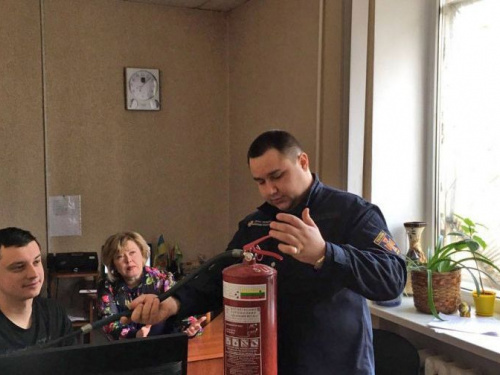 Подготовка к выборам: в Авдеевке учили пользоваться огнетушителем