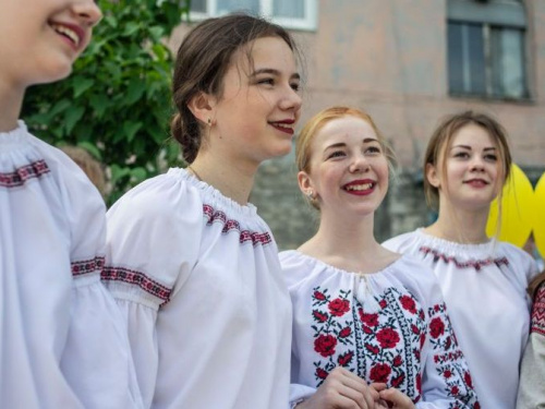 У День вишиванки авдіївські школярі завітали до захисників України з концертом (ФОТОФАКТ)