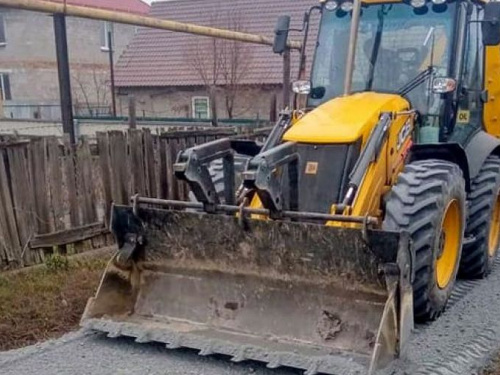 В Авдіївці продовжують відсипання грунтових доріг у приватному секторі міста