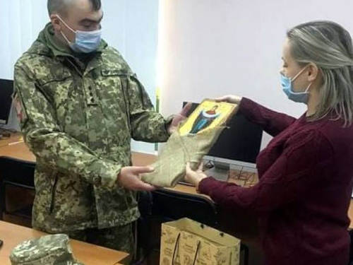 В Авдіївці підопічні терцентру подарували військовослужбовцям оберіги