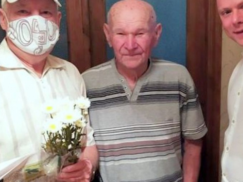 В Авдеевке Ветерану Великой Отечественной войны в честь дня рождения вручили подарки