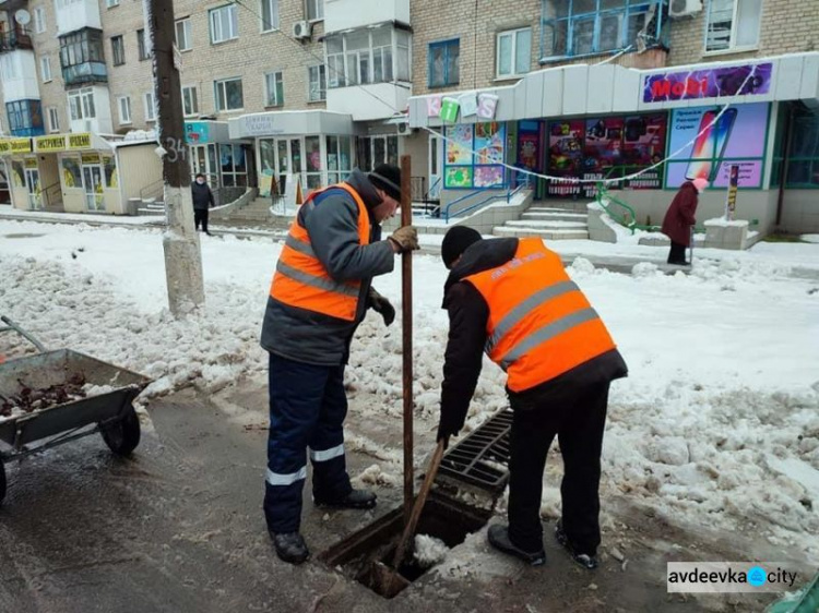 Снігові вихідні: як авдіївські комунальники з негодою боролися (ФОТОФАКТ)