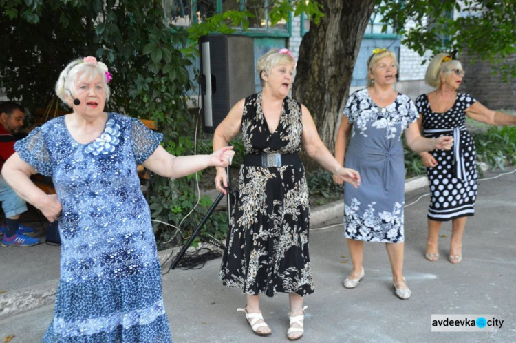День двора: в Авдеевке ярко отметили завершение важного проекта (ФОТОРЕПОРТАЖ)