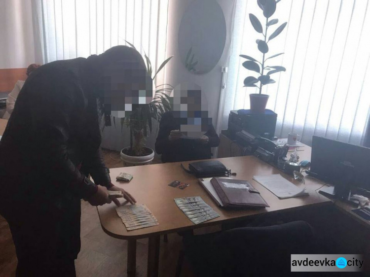 На Донетчине  сотрудник фискальной службы и его сообщник задержаны при получении крупной взятки (ФОТО)