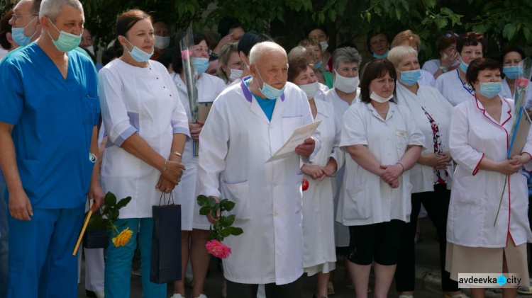Авдеевских медиков поздравили с профессиональным праздником