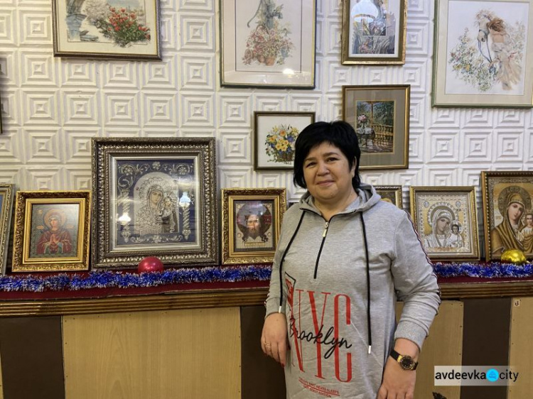 Россыпи камней, ленты и стразы Swarovski: в библиотеке ДКТиС открылась выставка работ творческой авдеевчанки Елены Кучерявенко