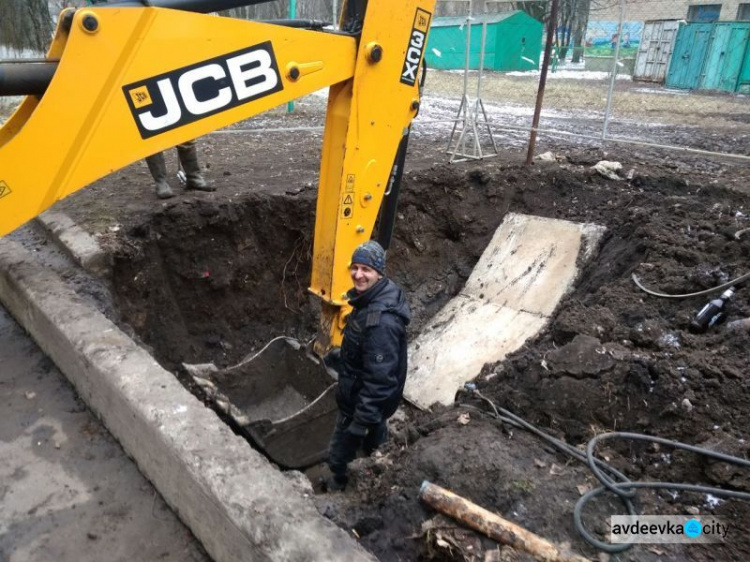 Авдеевские коммунальщики борются с разорвавшимися трубами (ФОТОФАКТ)