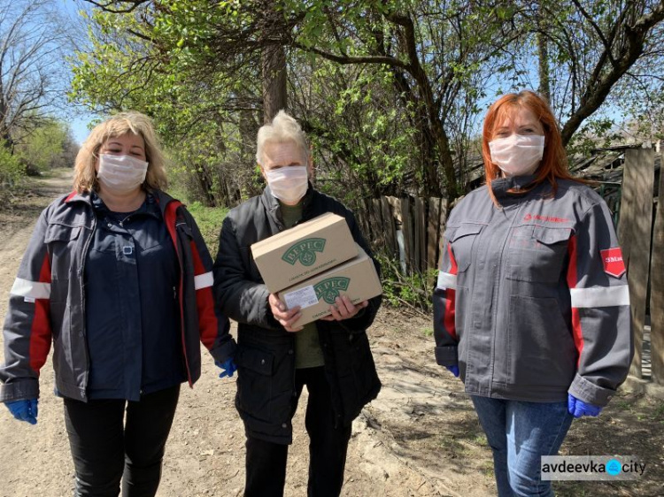 Одинокие ветераны-коксохимики получили продуктовые наборы от Метинвеста и Фонда Вадима Новинского