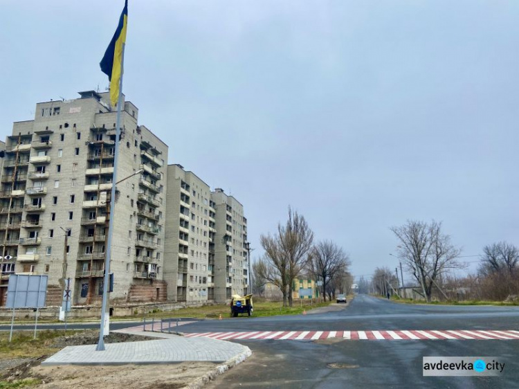 В Авдеевке благоустроили территорию возле главного флагштока (ФОТОФАКТ)