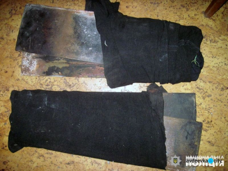 Двое "металлистов" разворовывали поврежденный обстрелами дом в Авдеевке