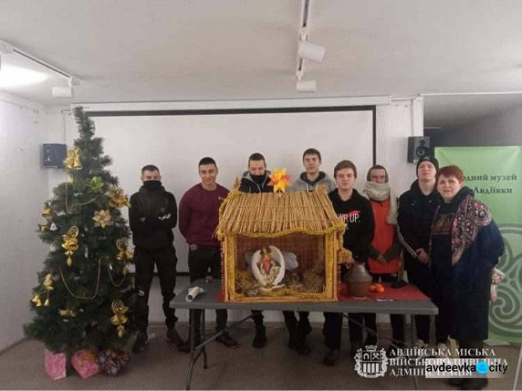 Розколяда в Авдіївці: місцеві студенти влаштували проводи різдвяних свят