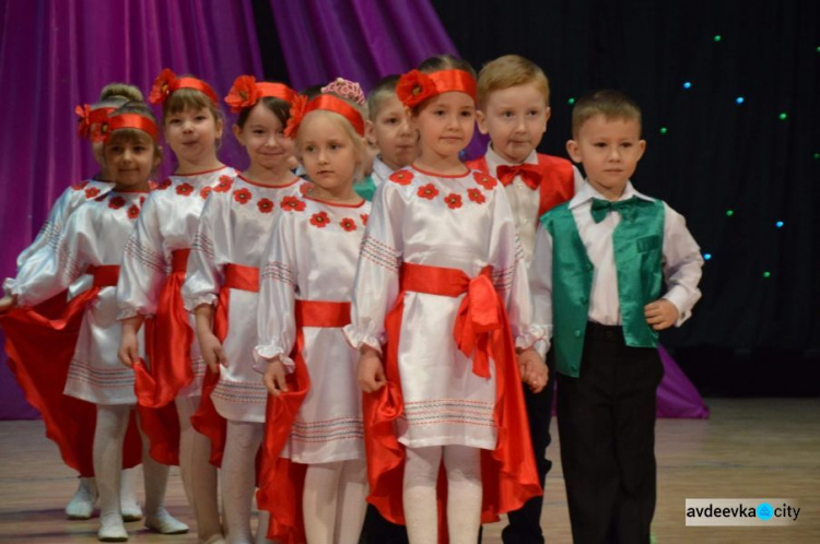 Прекрасной половине Авдеевки подарили большой весенний концерт (ФОТО)