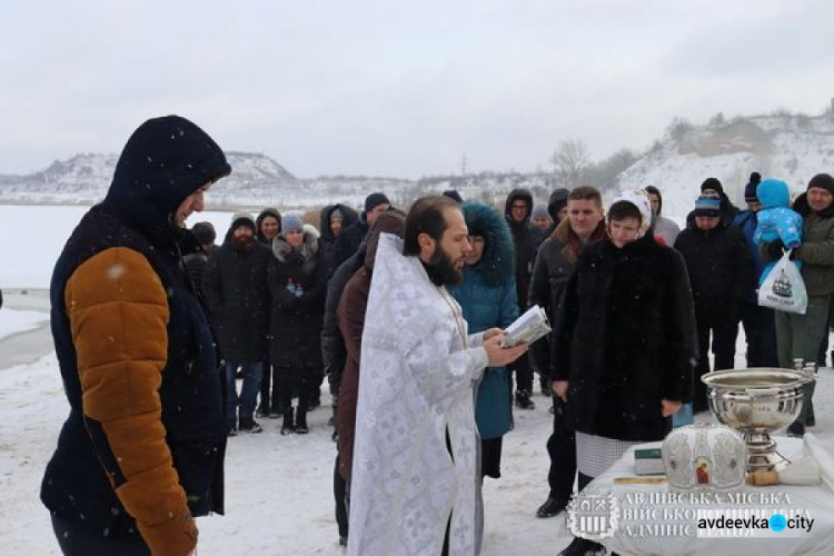 В Авдіївці на Водохреща освячували воду та пірнали в ополонку