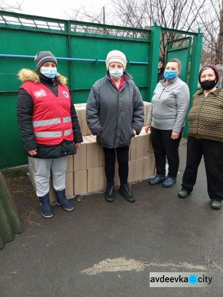 Кому в Авдеевке дали гуманитарную помощь от «Общества Красного Креста Украины»