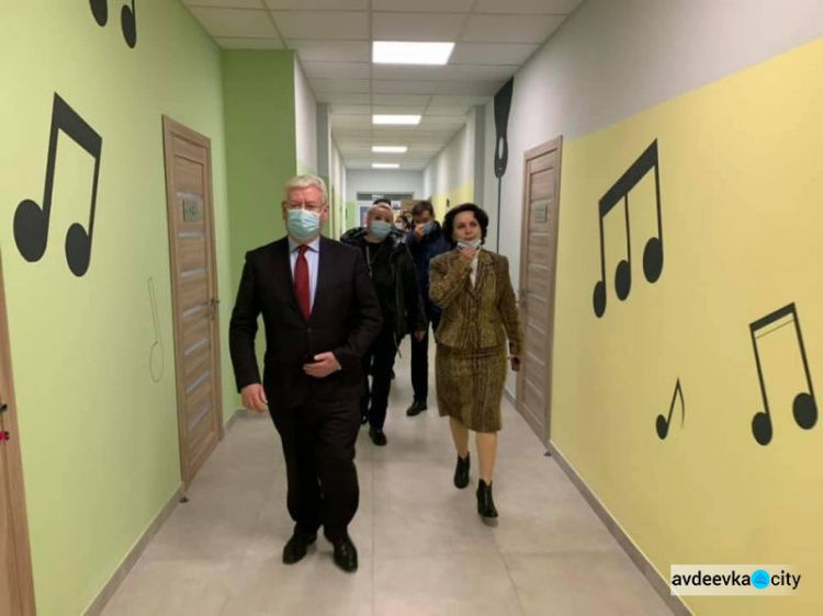 Специальный представитель ЕС по правам человека Эймон Гилмор посетил обновленную музыкальную школу