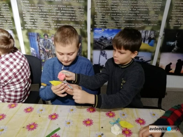 Детвора в Авдеевке творила  "Цветы свободы" (ФОТО)